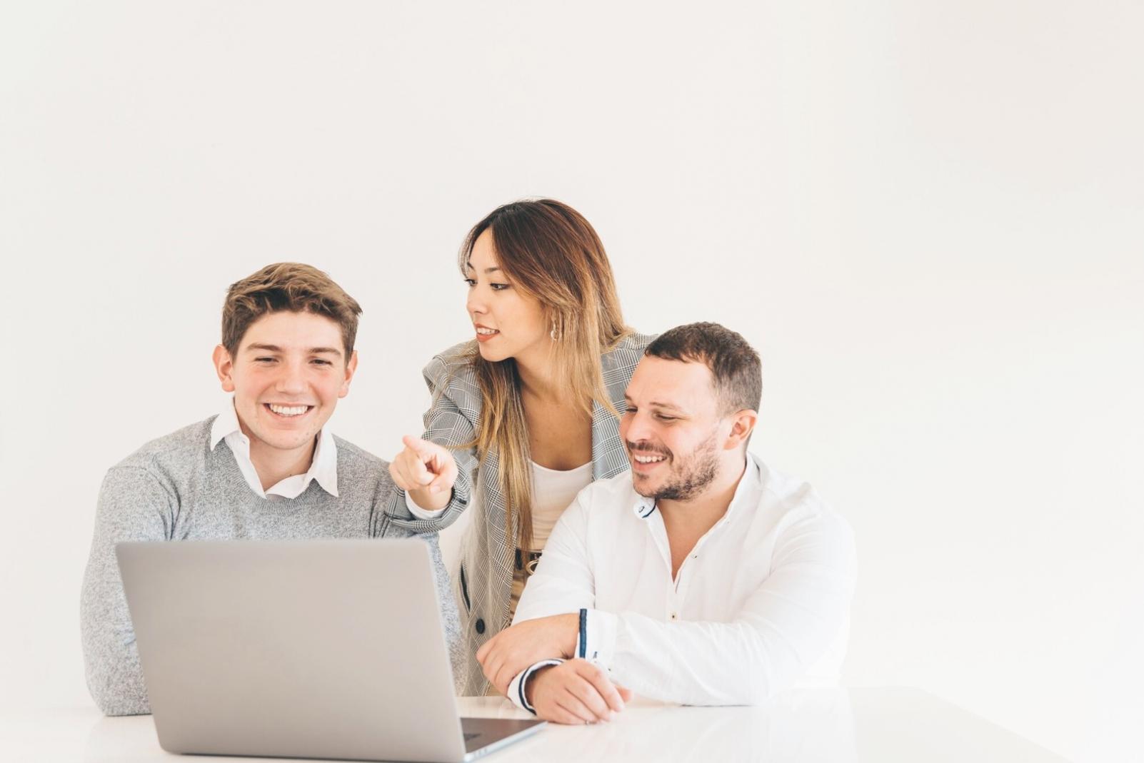 Detaillierte Finanzmodelle auf Computerbildschirmen