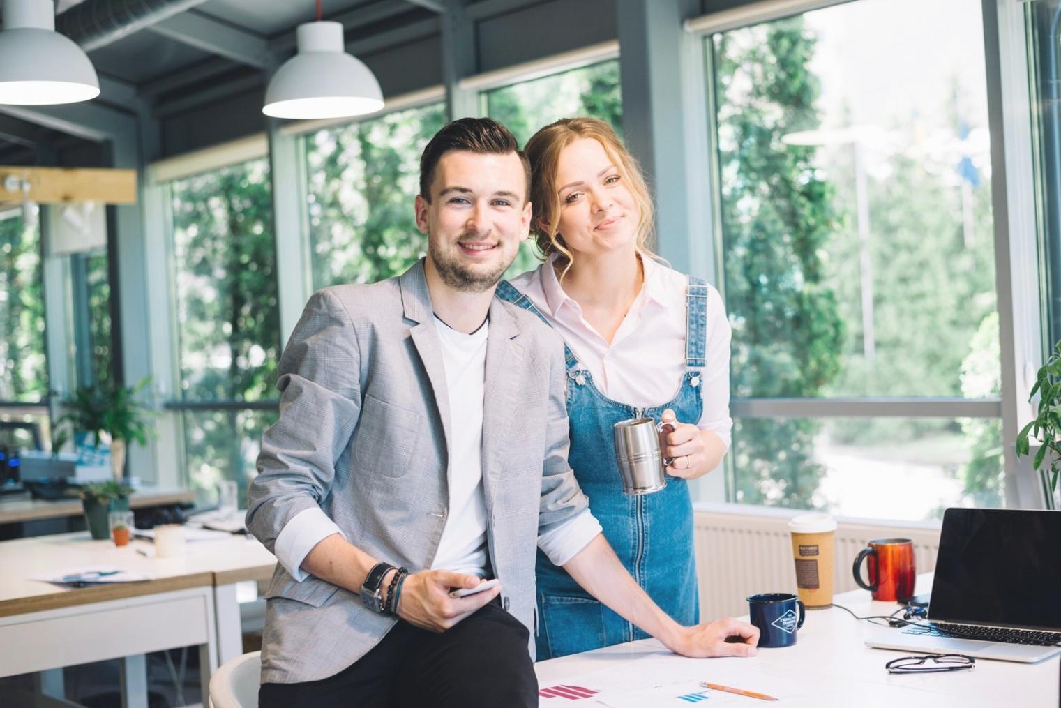 Gruppe von Finanzanalysten bei der kollaborativen Arbeit an Finanzmodellen