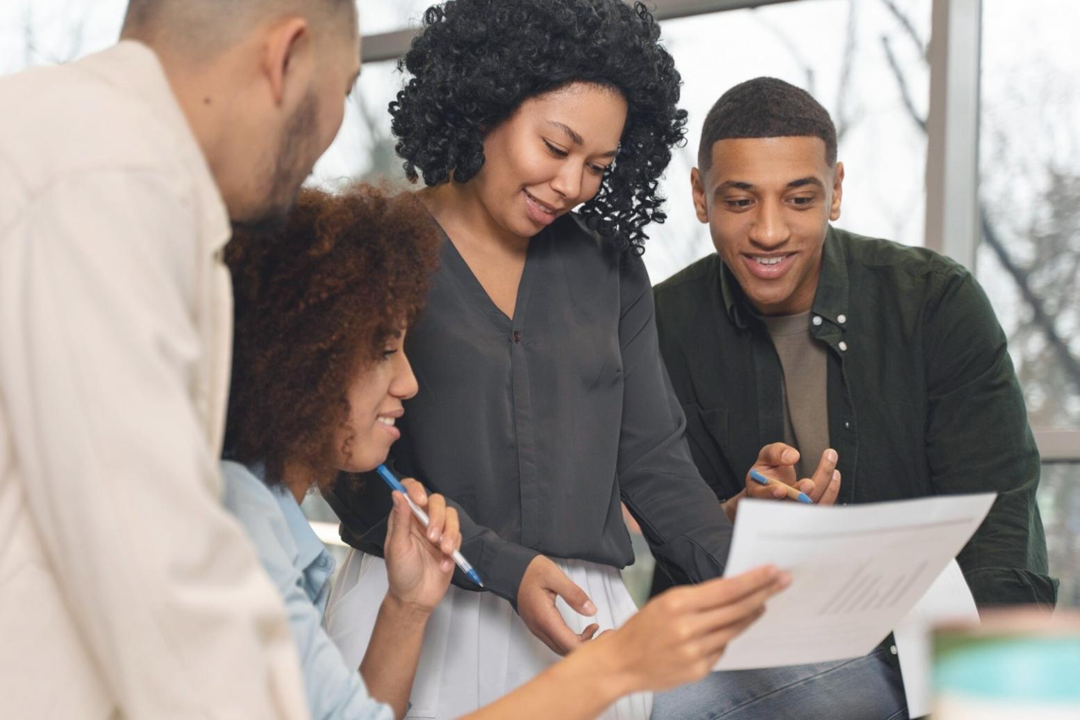 Finanzexperte erklärt komplexe Modellierungskonzepte an einem modernen Arbeitsplatz