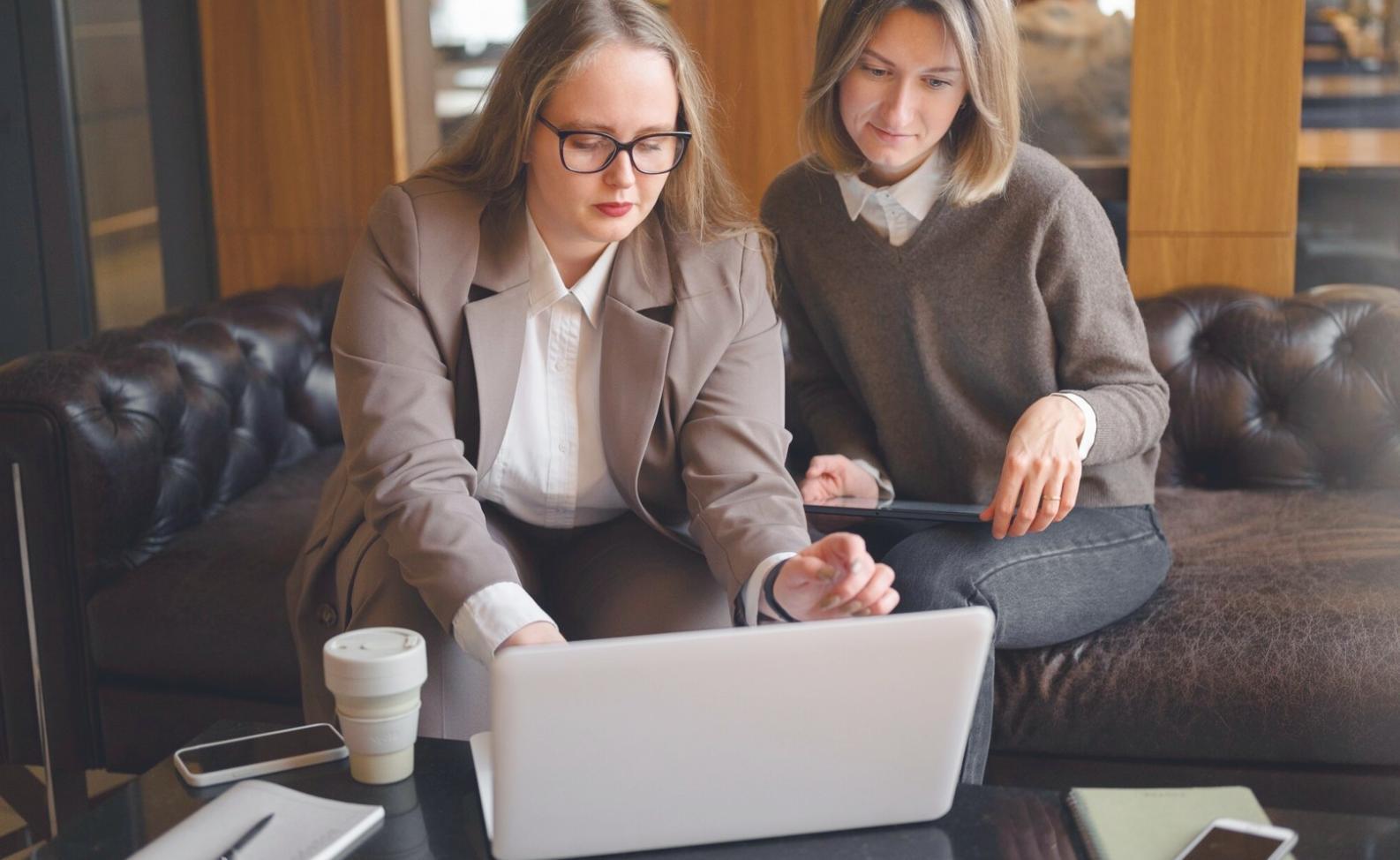 Teamarbeit bei der Analyse komplexer Finanzmodelle