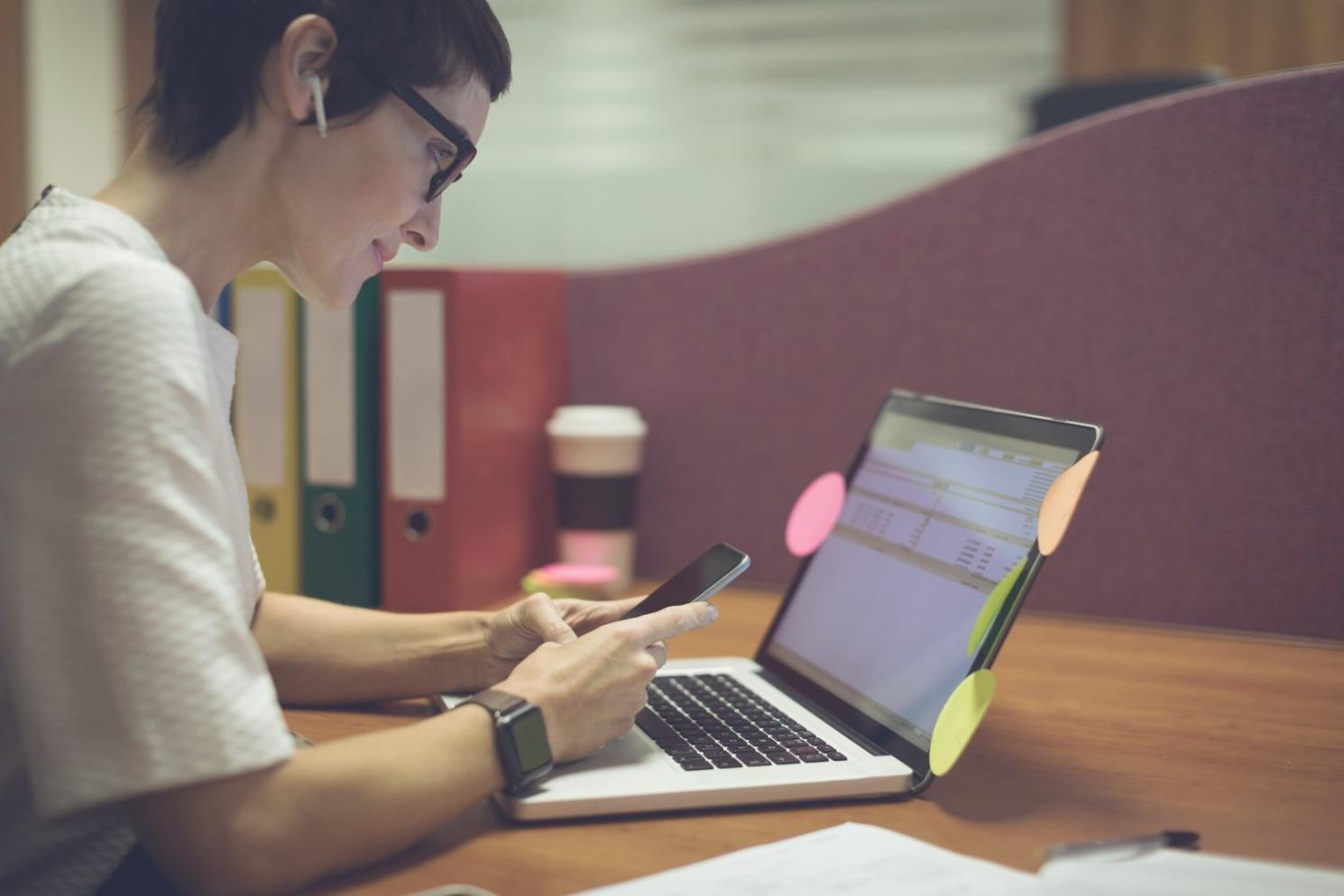 Moderne Finanzanalyst arbeitet an komplexen Modellen