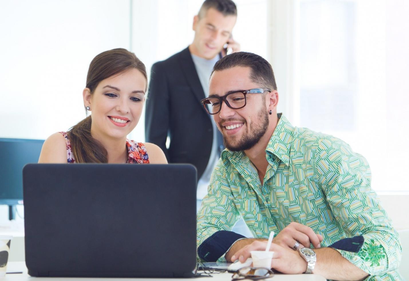 Finanzexperten bei der Analyse komplexer Marktdaten