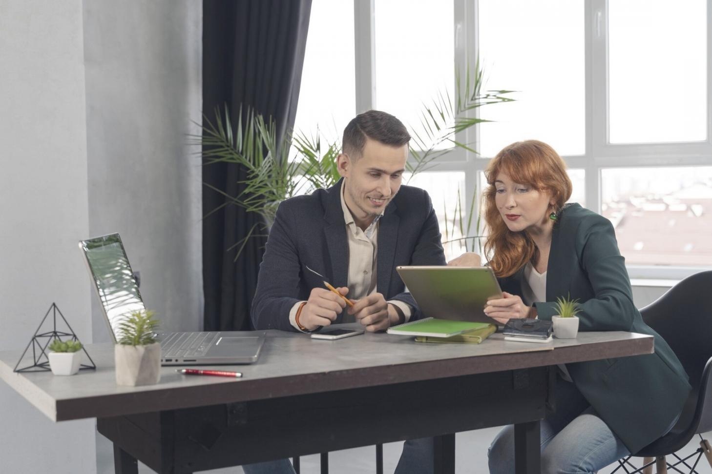 Moderne Arbeitsumgebung für Finanzanalysten mit aktueller Technologie